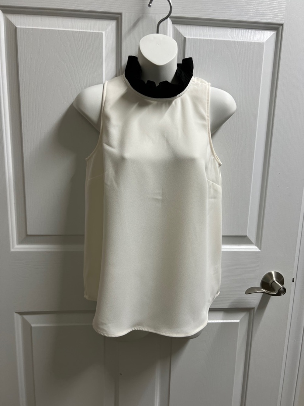 J. Crew blouse women’s Cream Sleeveless Black Ruffle Collar Size XS NWOT 4186